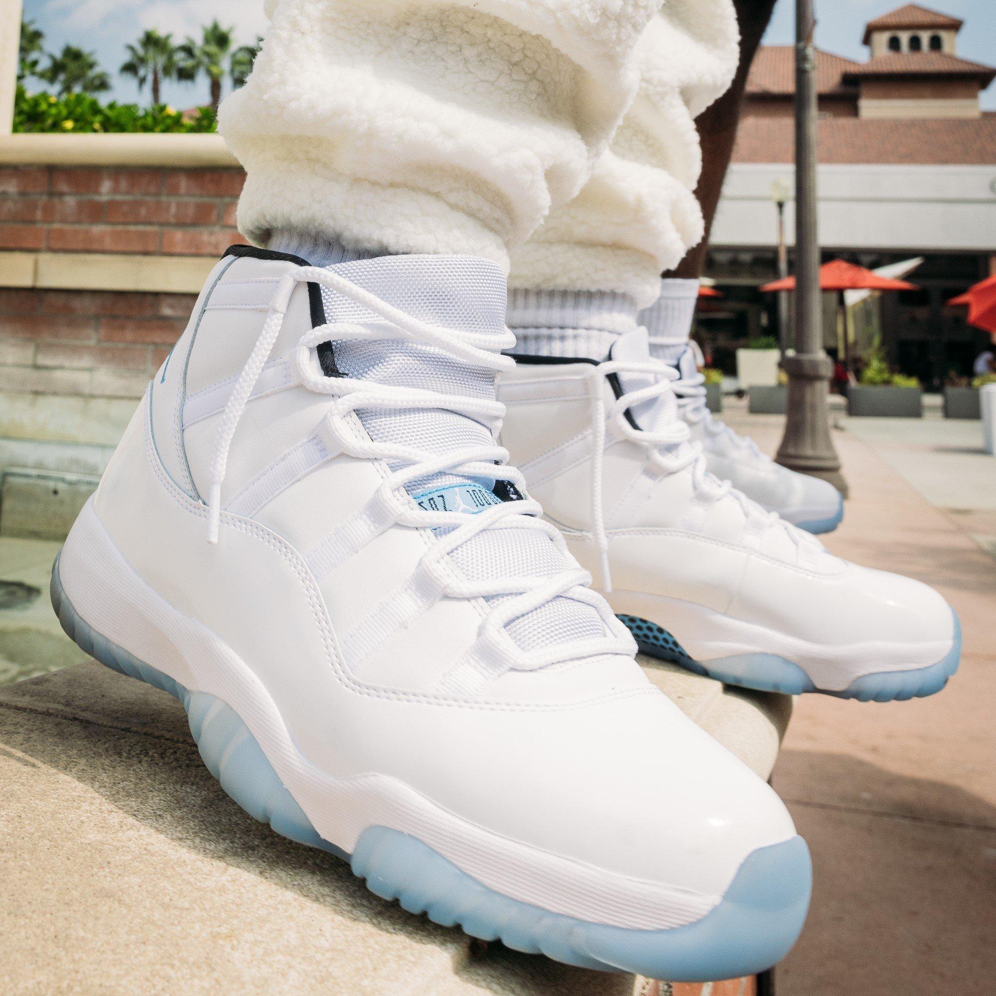 aj-11-retro-legend-blue-close-up