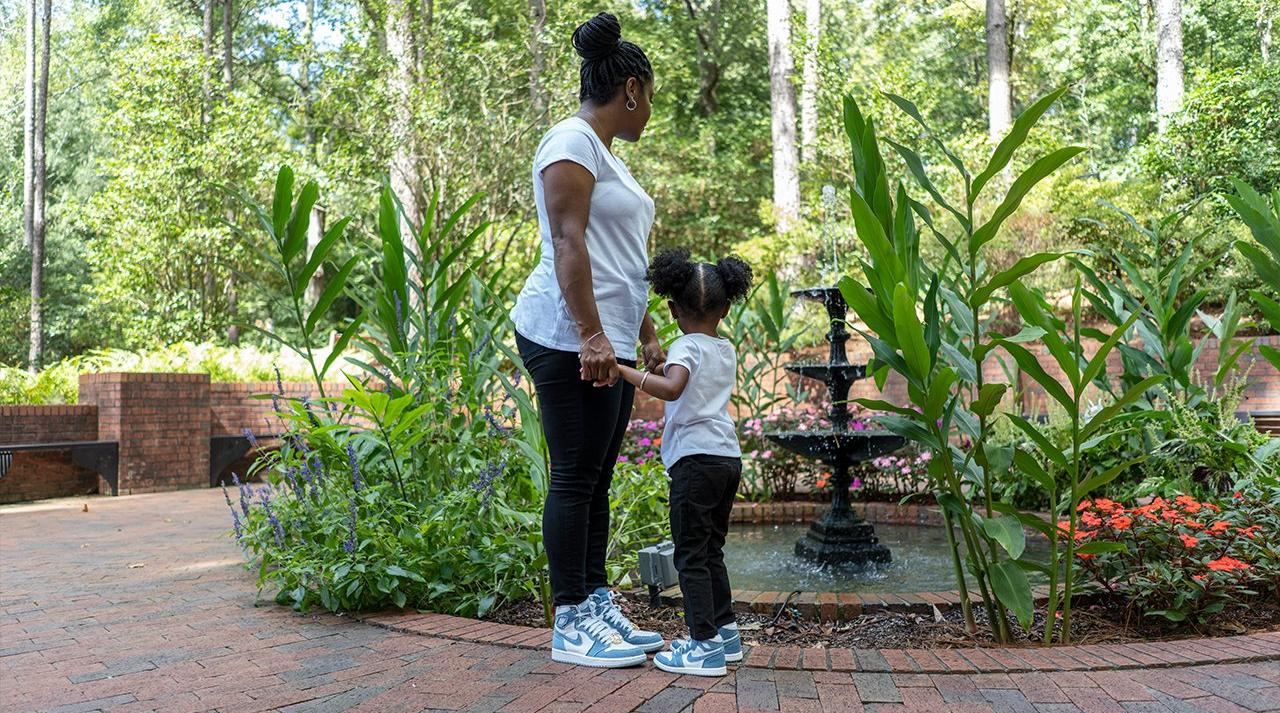 Jordan 1 Retro High OG​ "Denim" mom and daughter by fountain