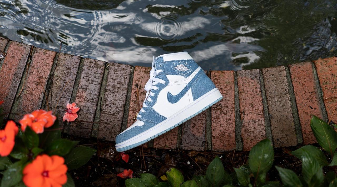 Jordan 1 Retro High OG​ "Denim" flat lay
