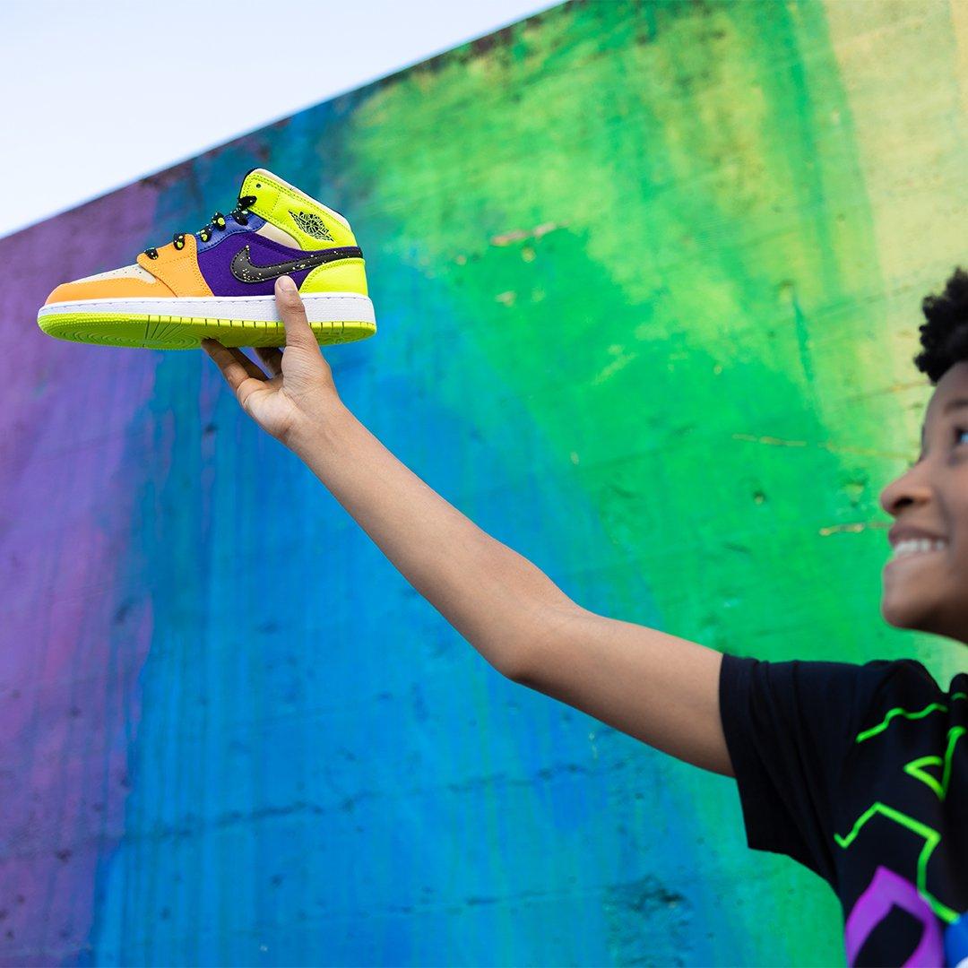 Jordan 1 Mid SE "Splatter" Kids' Shoe