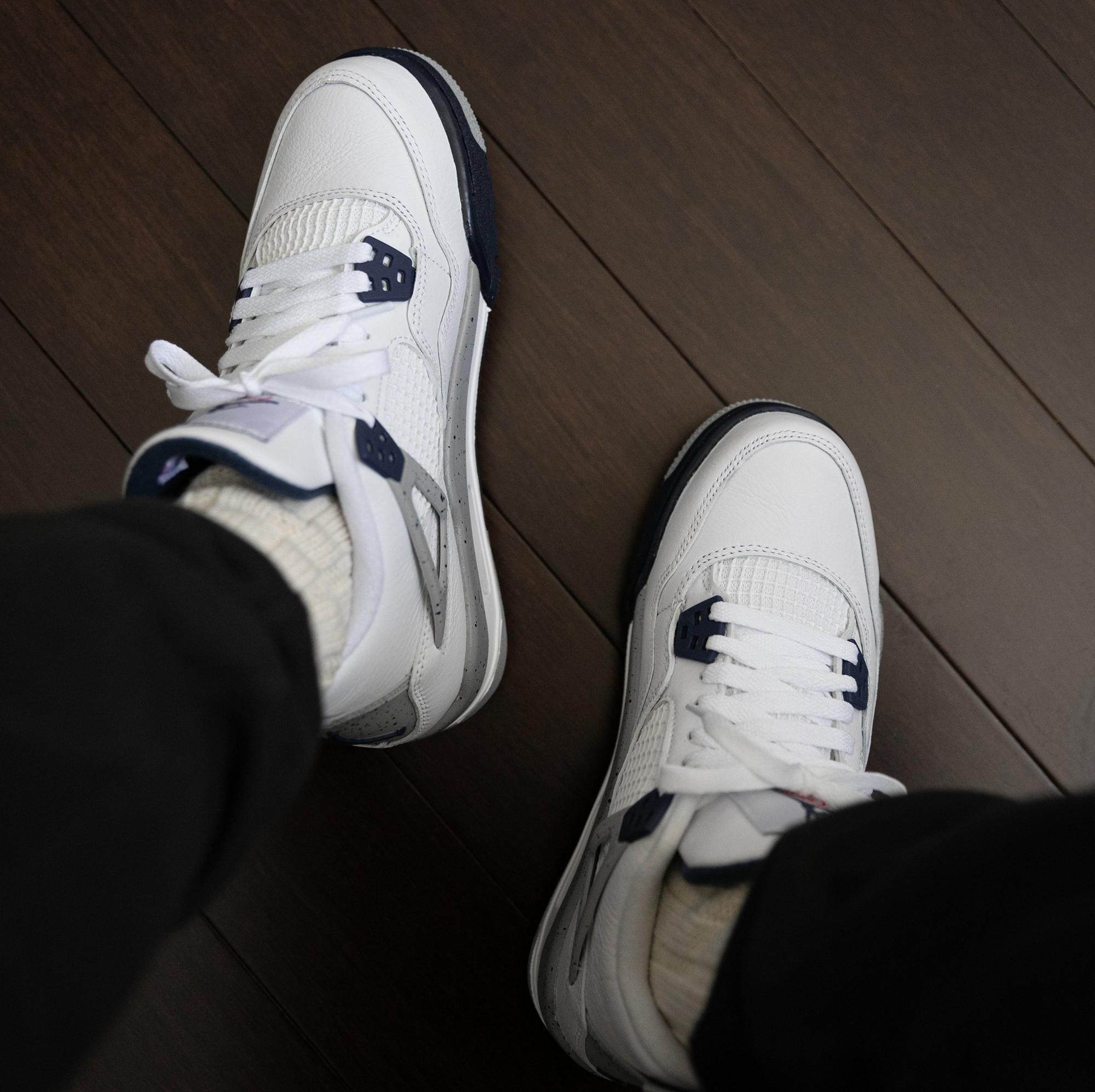 Air Jordan 4 Midnight Navy 