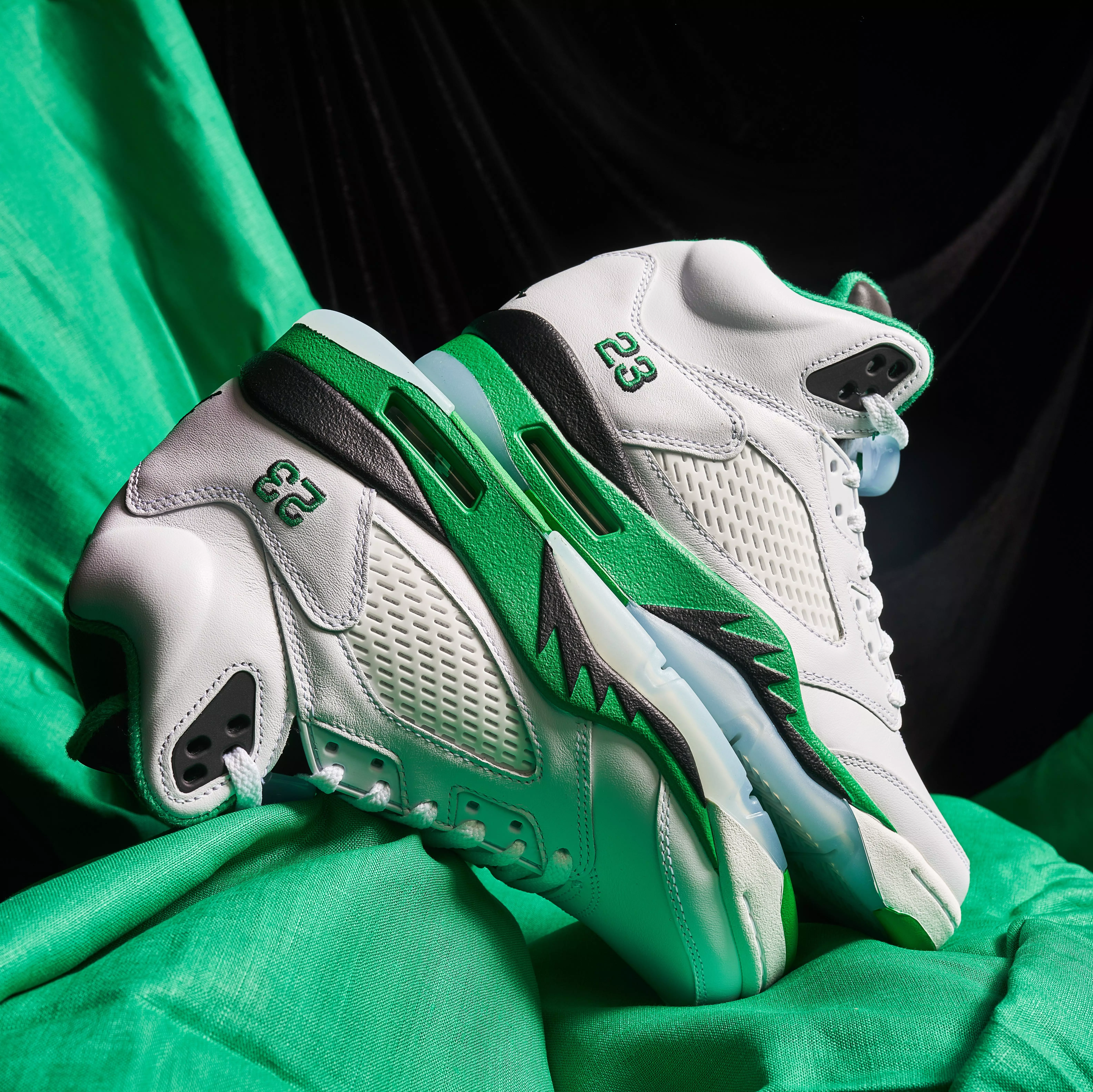 シューズ(男性用) NIKE Air Jordan 5 Retro Lucky Green Amazon.com | NIKE Air Jordan 5 Retro Lucky Green-Size 7.5 | Basketball