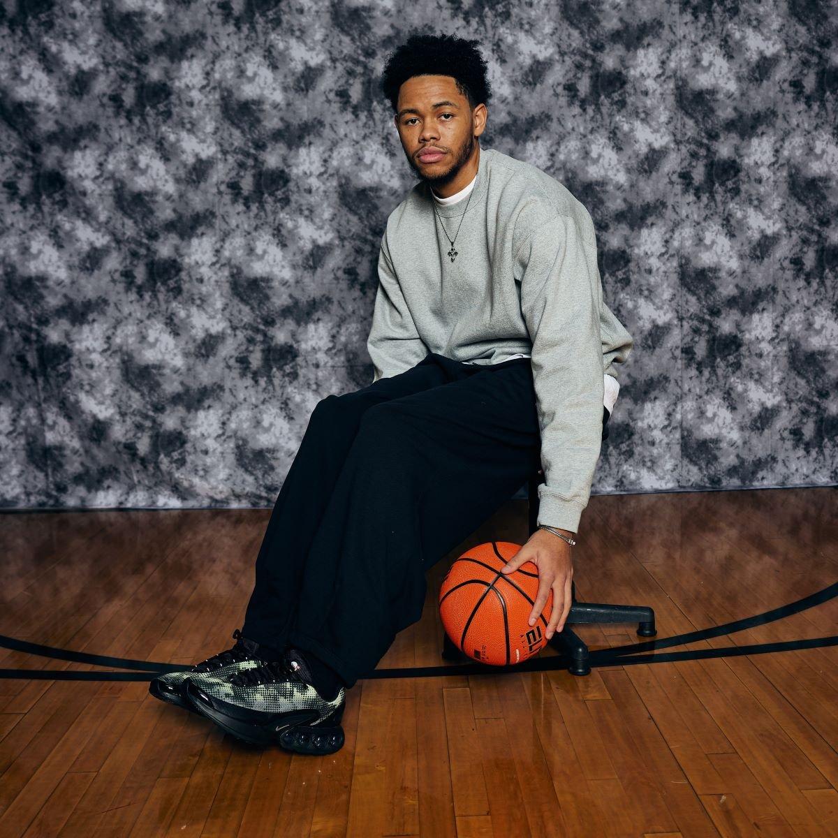 anfernee-simons-with-basektball-seated
