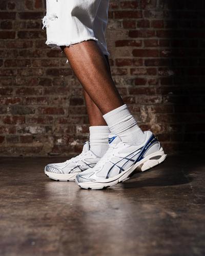 Man in Asics GT-2160