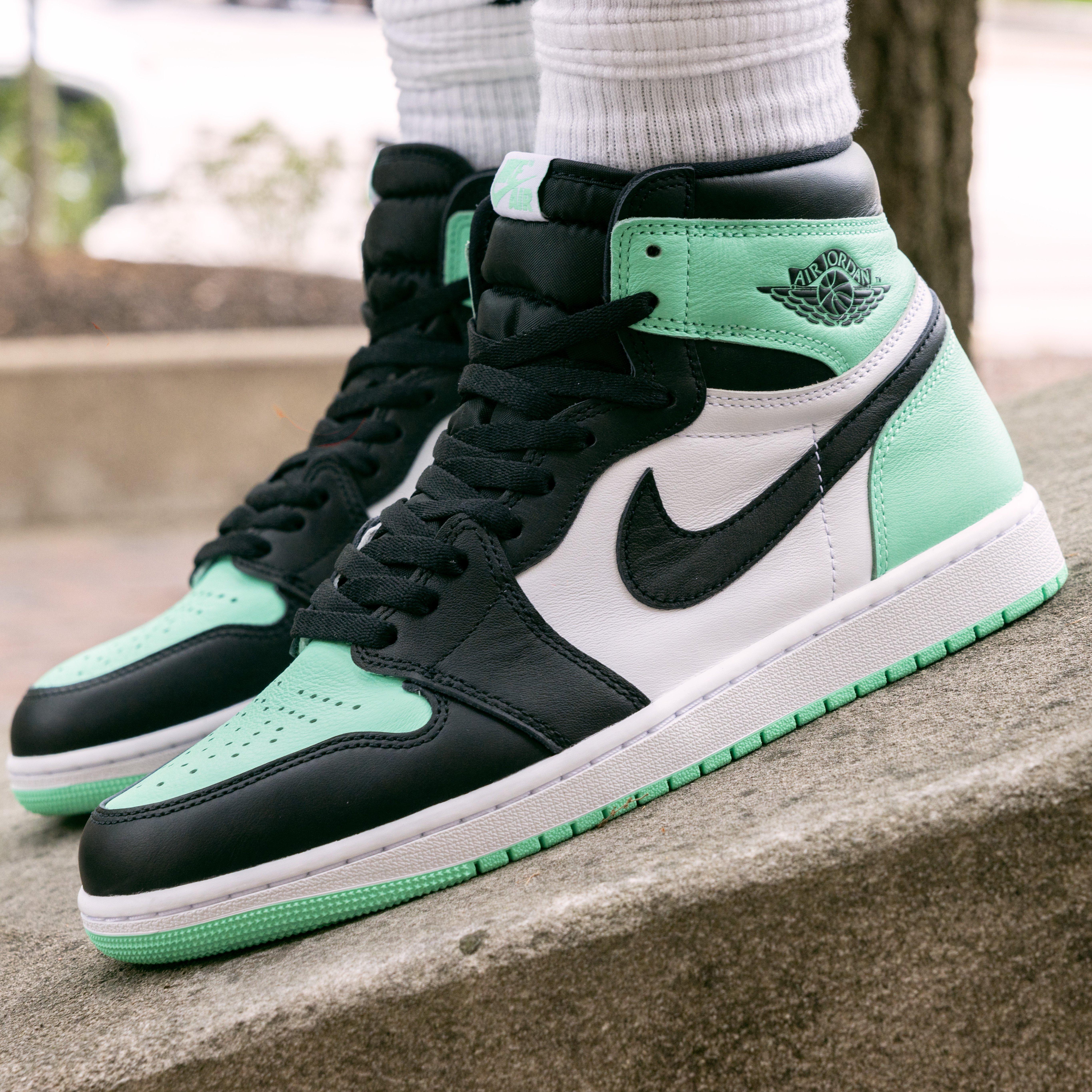 AIR JORDAN 1 RETRO HIGH OG　 ”GREEN GLOW” Air Jordan 1 Retro High OG Green Glow Review and On Foot
