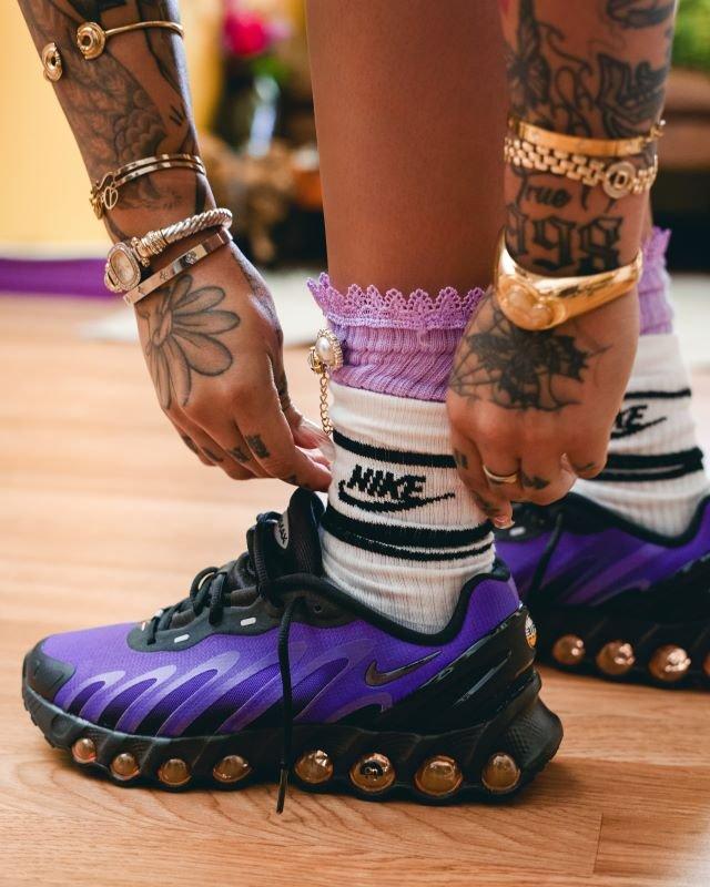 desi-swoopes-dn8-on-foot-close-up