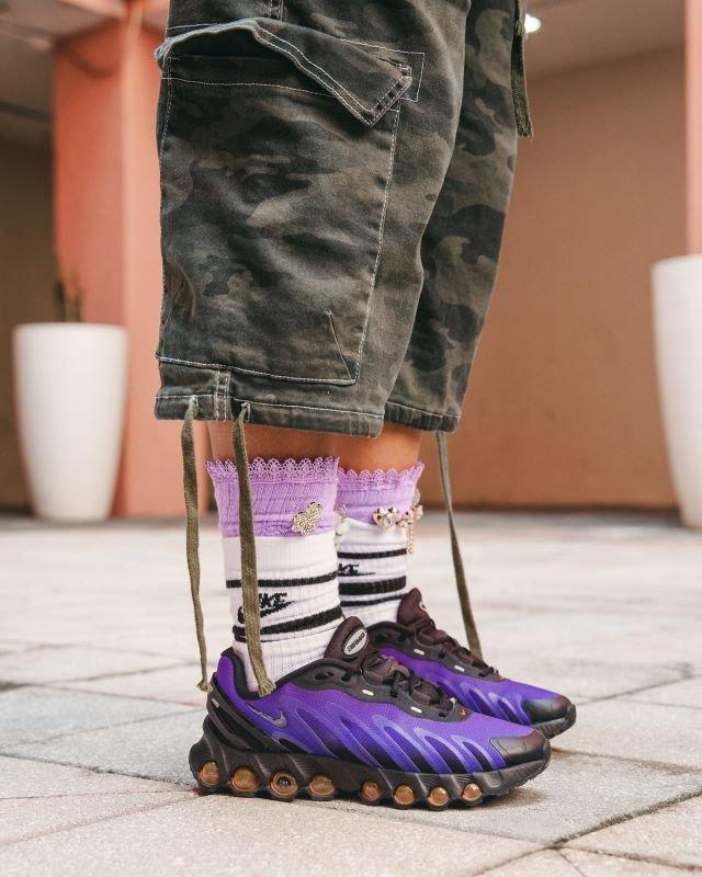 desi-swoopes-dn8-on-foot-close-up-in-cargos