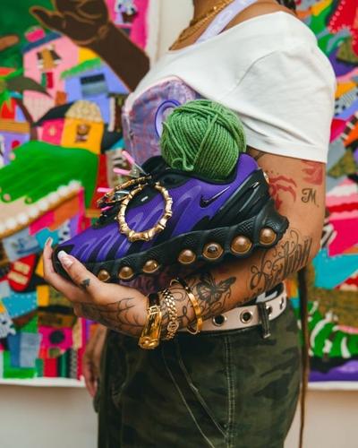 desi-swoopes-dn8-resting-on-arm