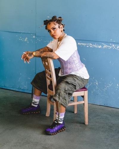 desi-swoopes-dn8-streetwear-look-in-chair