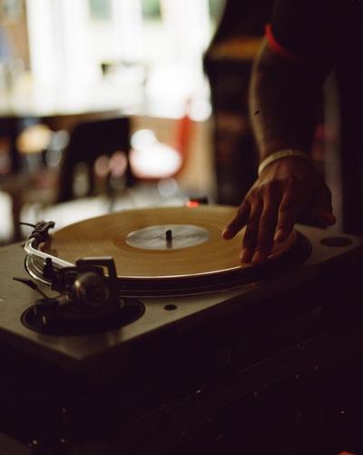 dj-ap-swayze-scratching-record-on-table