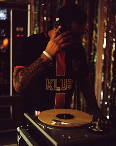 dj-ap-swayze-turntable-mid-action-at-turntable