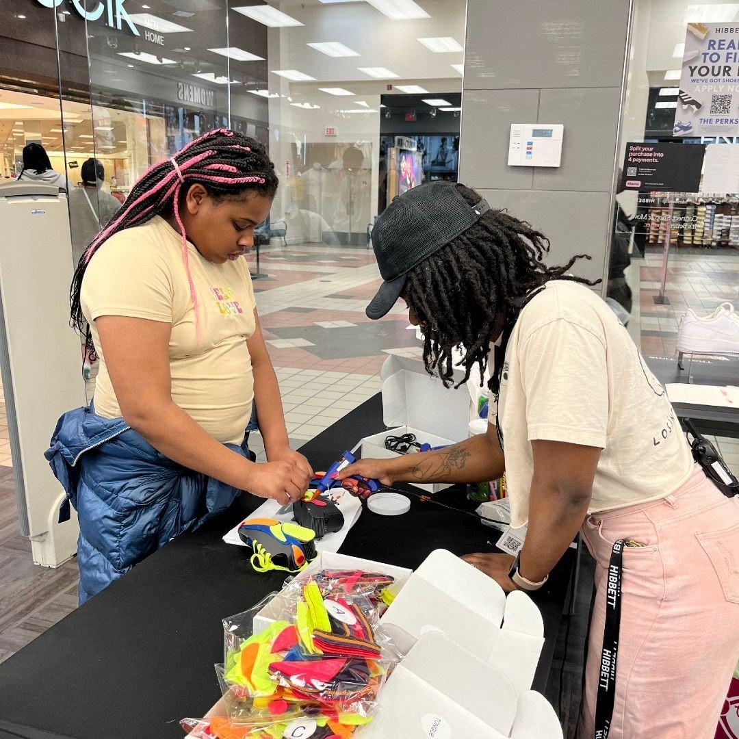 employee-helping-customer-craft-air-max-dn