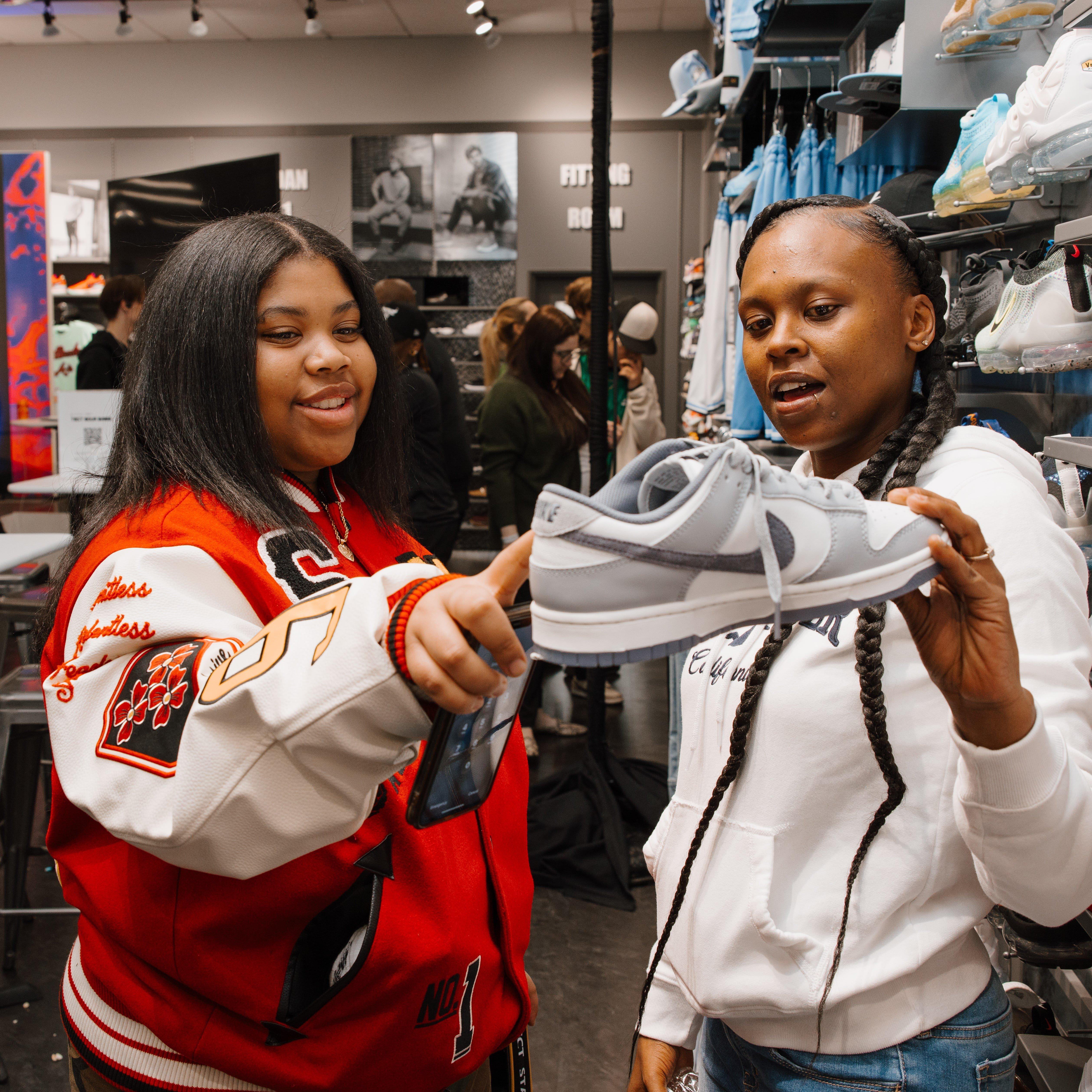 event-guests-shopping-nike-dunks