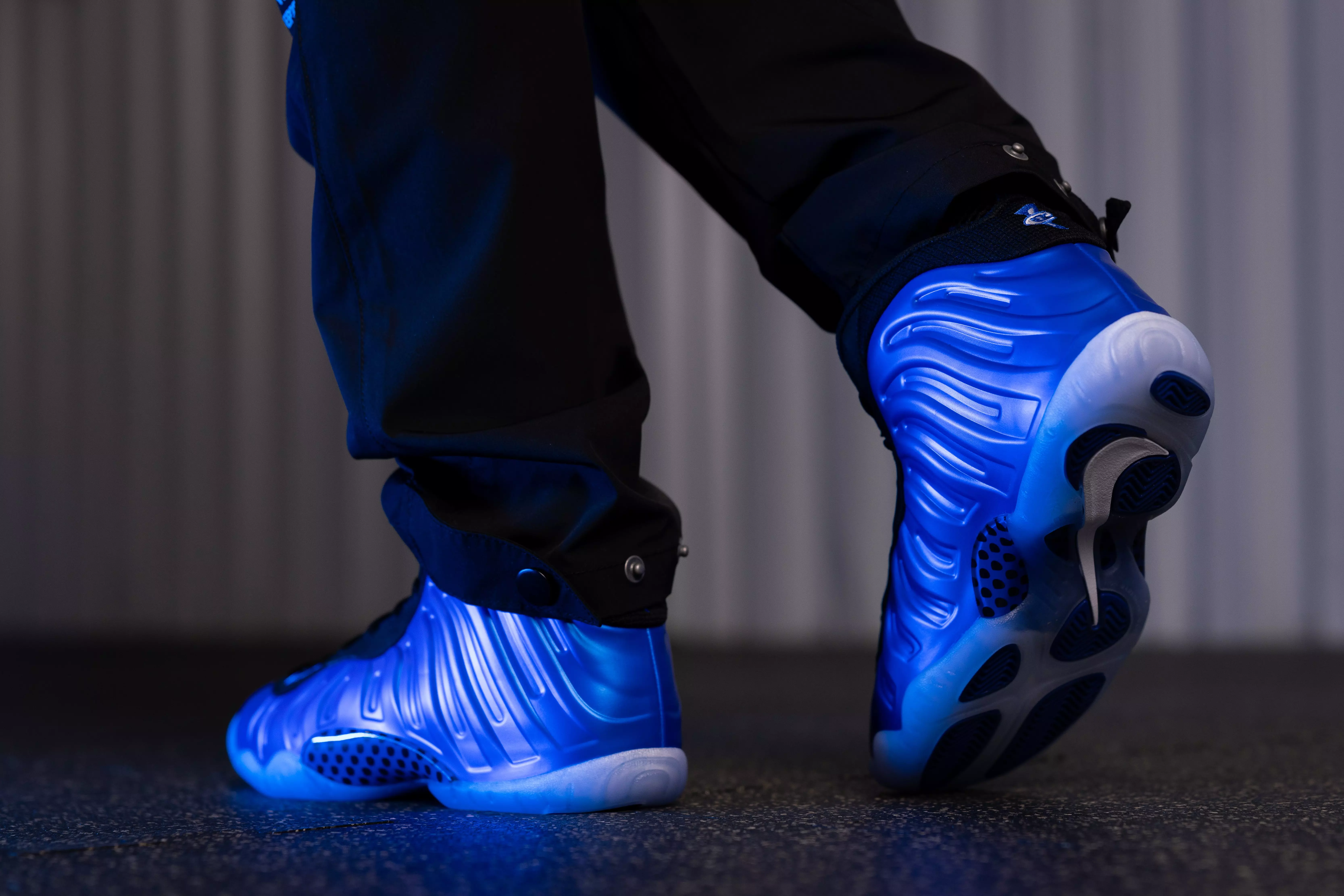 Nike Air Foamposite One “Neon Blue” display picture 3