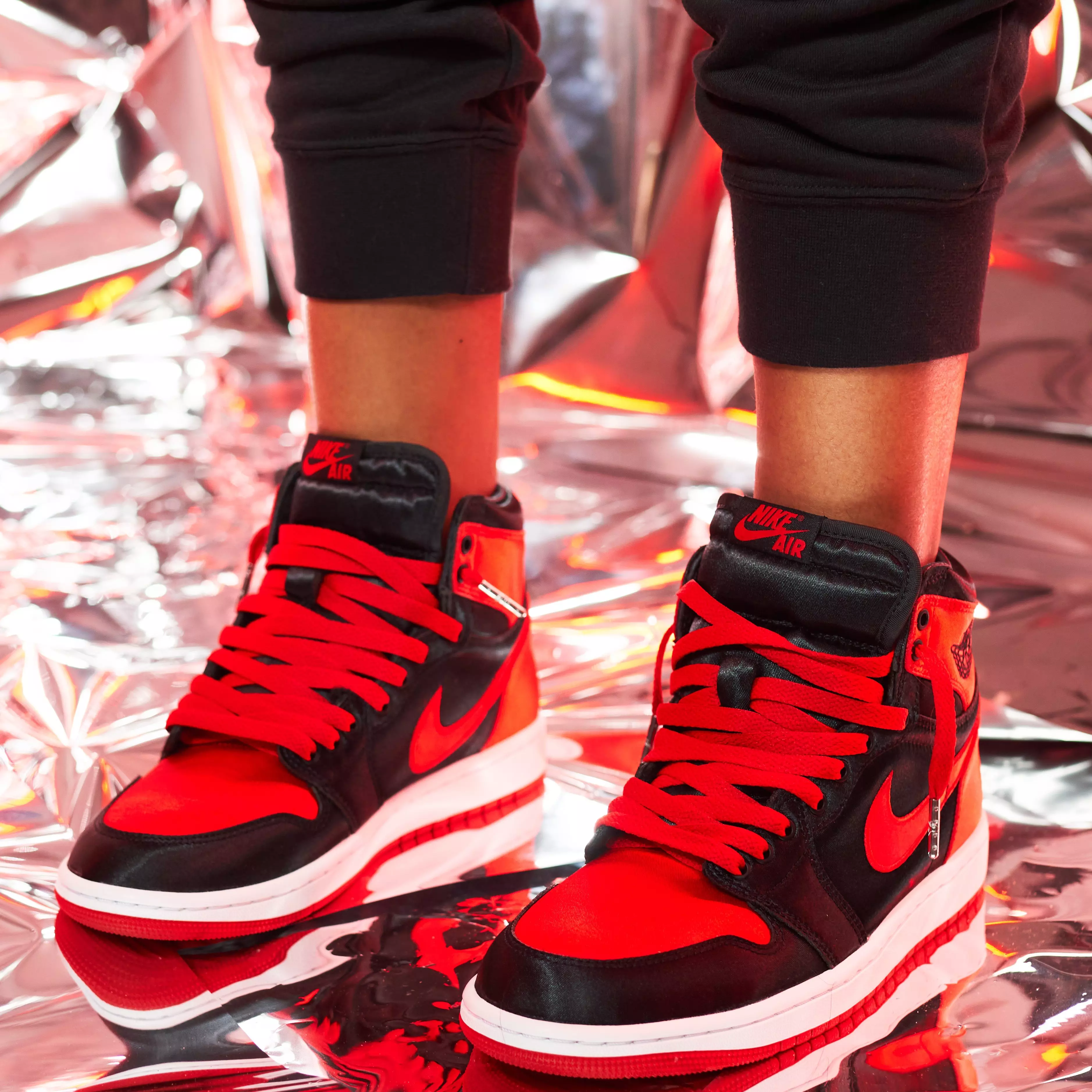 NIKE AIR JORDAN 1 High OG satin BRED 新品 First Look: Air Jordan 1 Retro High OG 