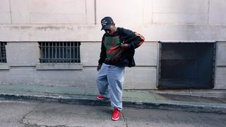 How To Style Baggy Jeans With Sneakers