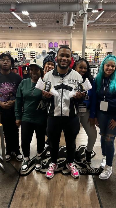 Kea'z Sellers sneaker customizer at in store demo