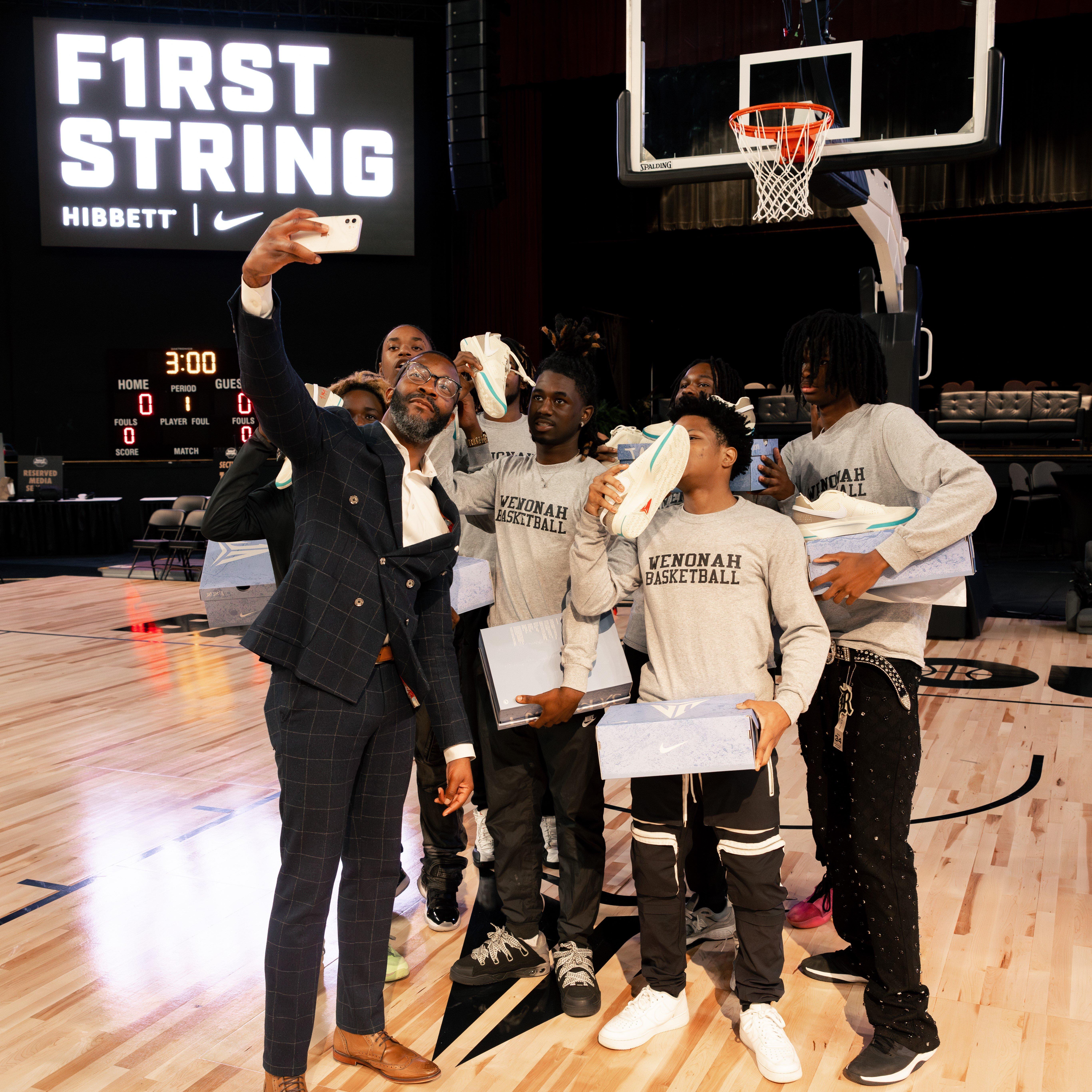 mayor-woodfin-with-wenonah-hs-basketball-players-taking-selfie