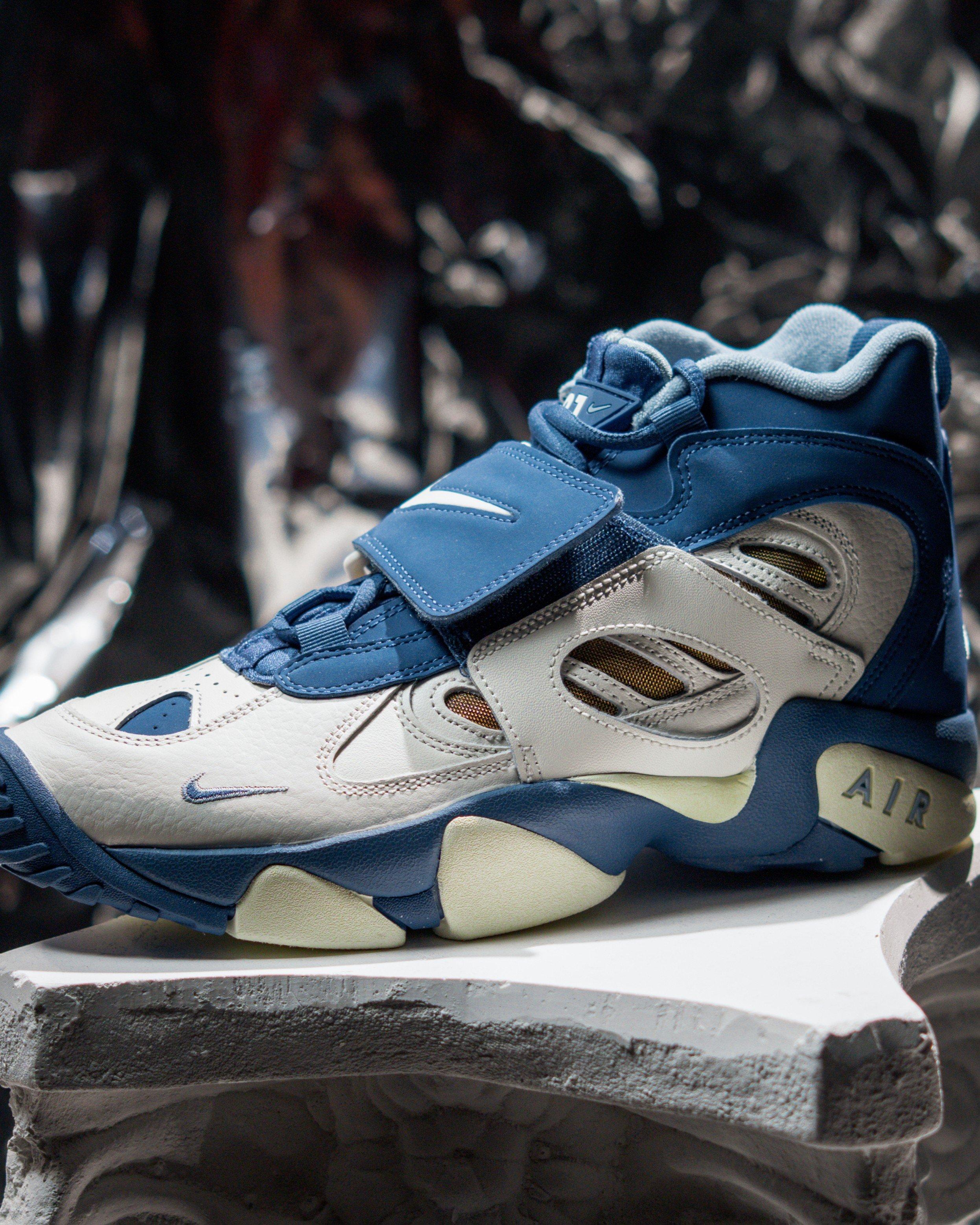 Nike Air Diamond Turf II "Royals" side view of shoe
