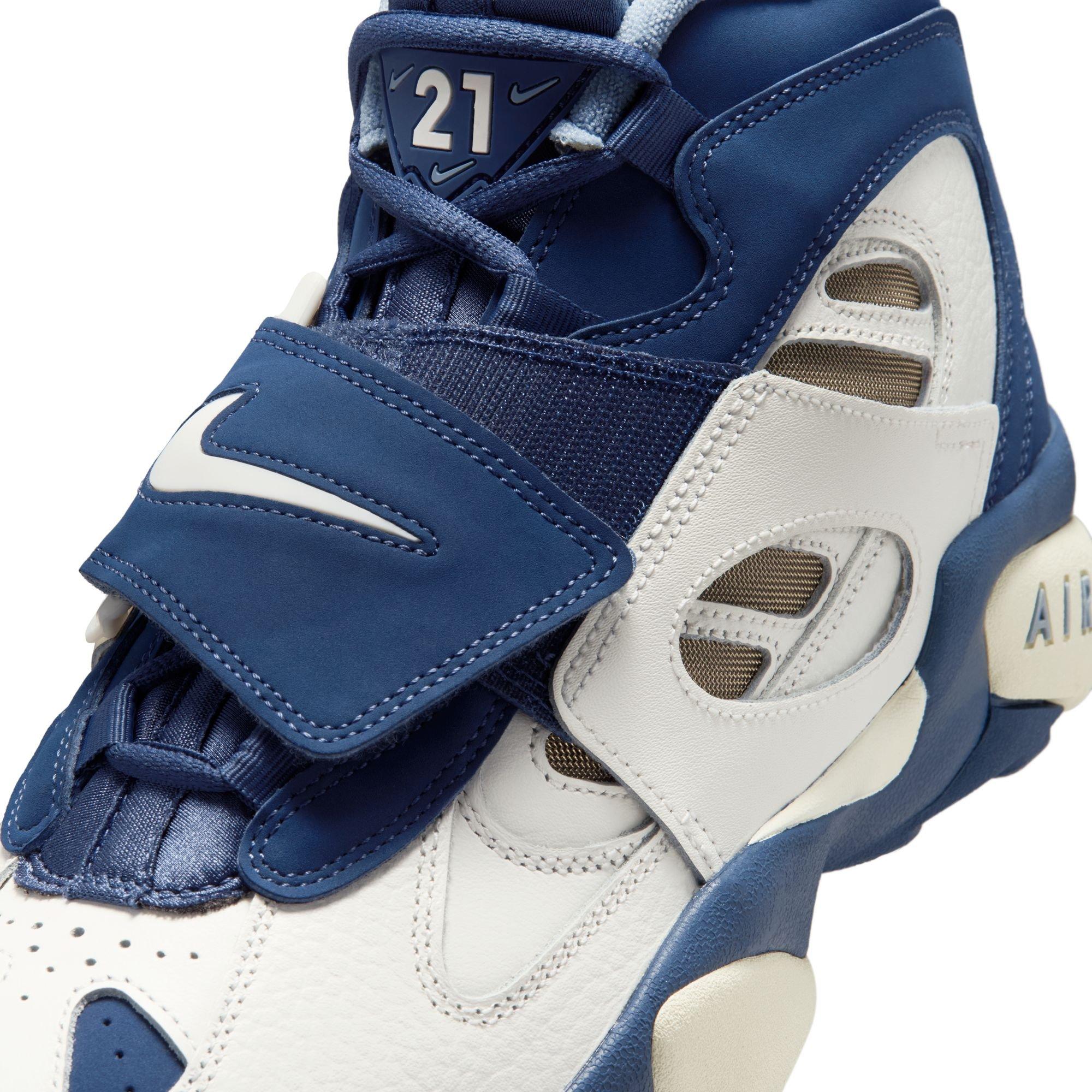 Nike Air Diamond Turf II "Royals" lace detail