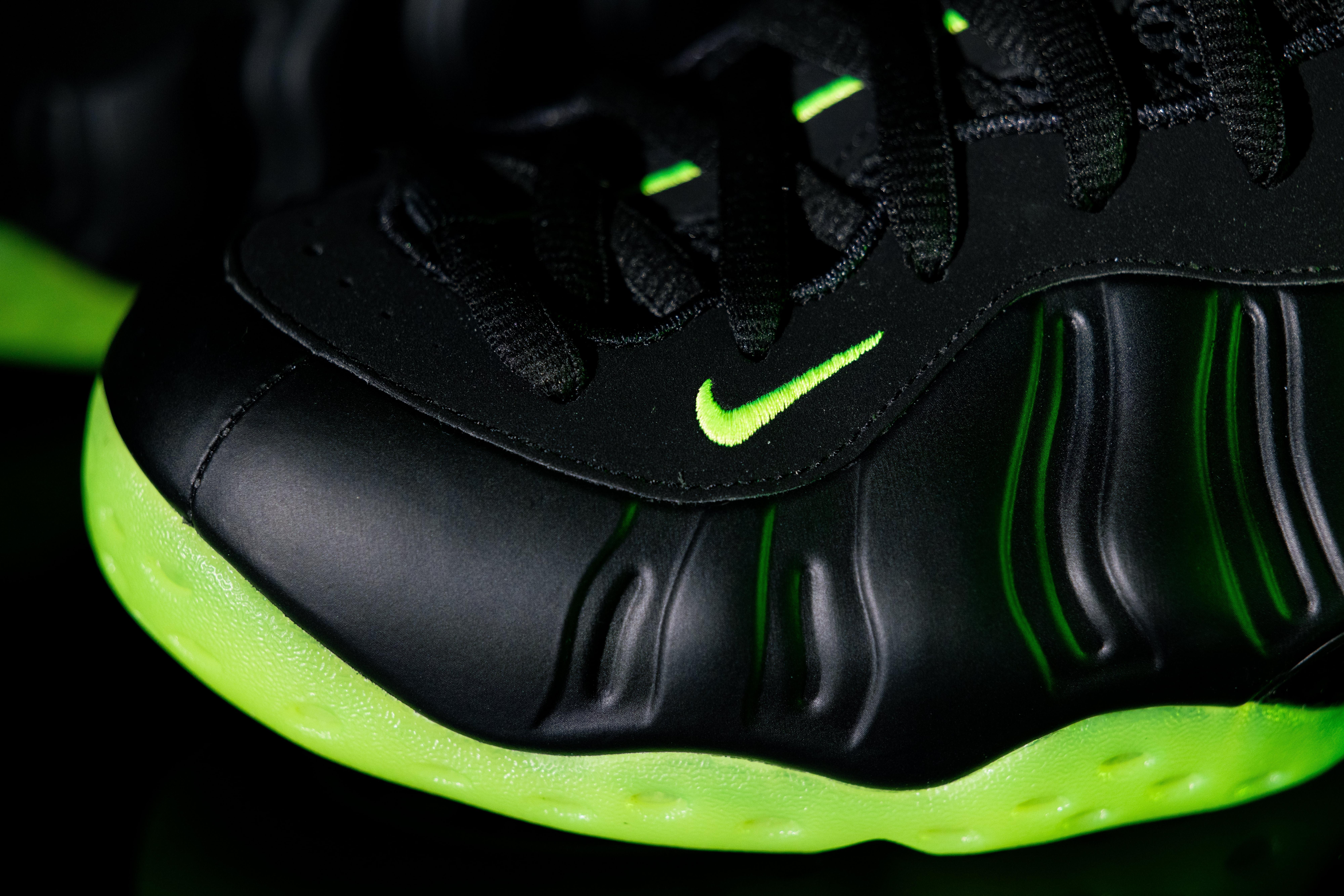 Nike Air Foamposite One "Black Volt" Lacing and Toe Box Details