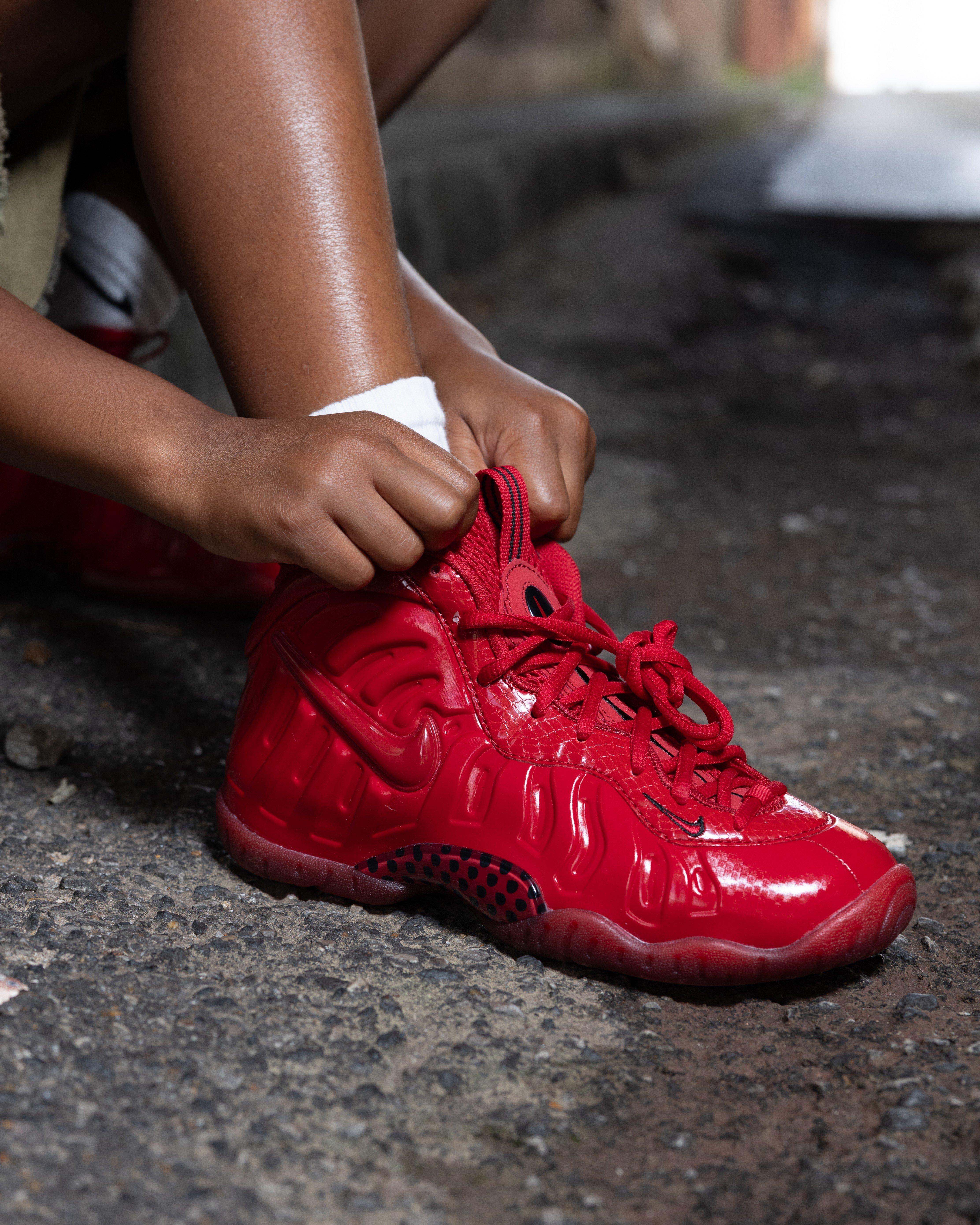 Nike Air Foamposite Pro "Gym Red" lace details
