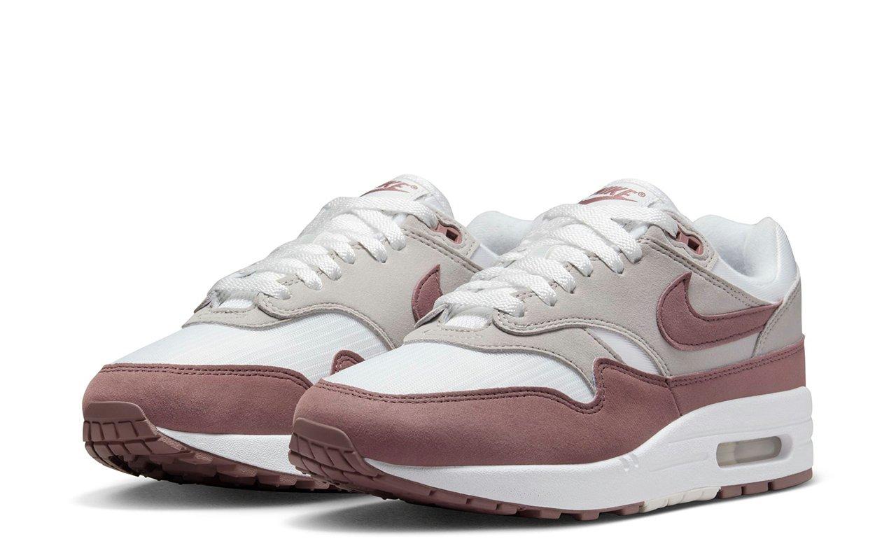 Nike women's hot sale shoes mauve