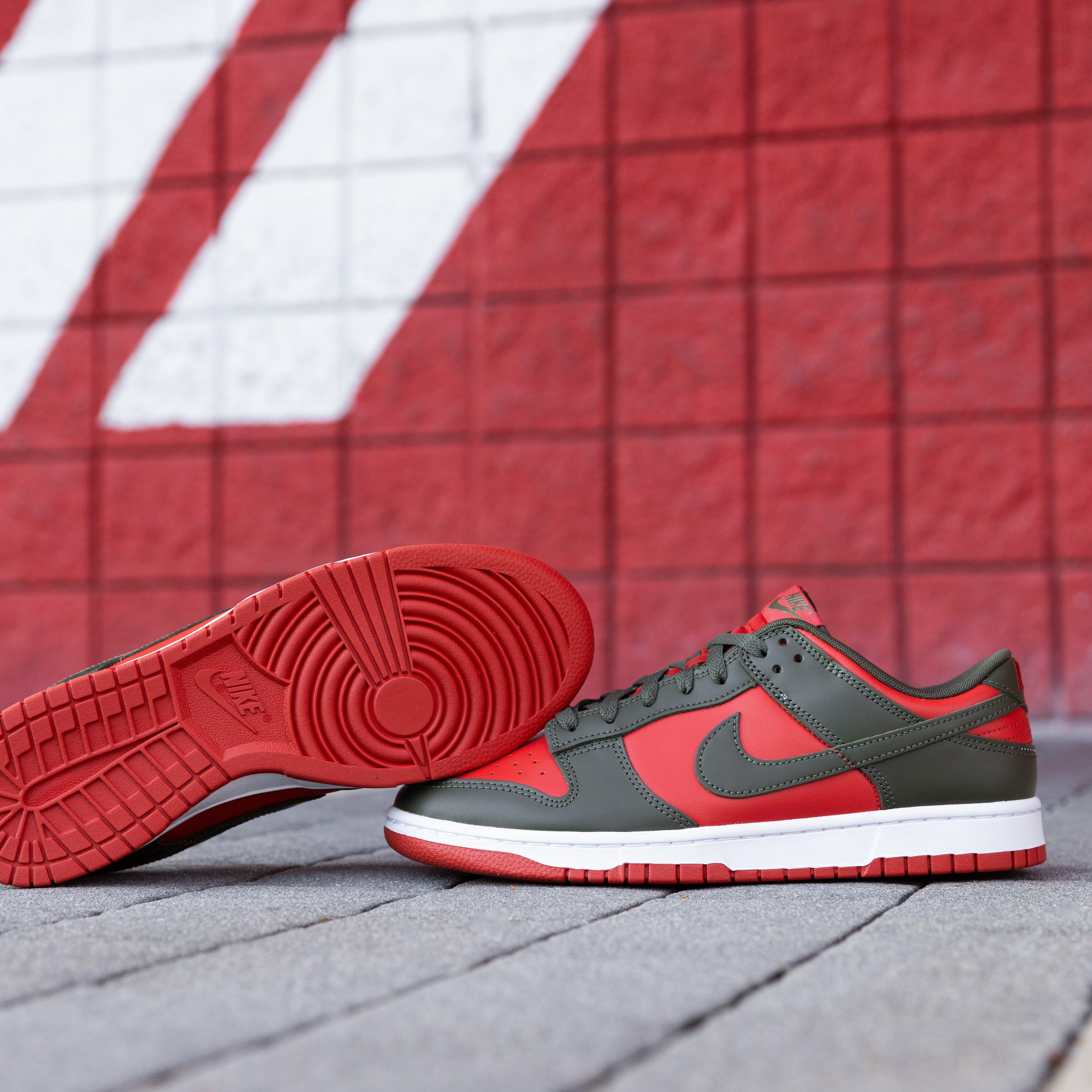 Nike Dunk Low Retro BTTYS "Mystic Red" Outsole pattern
