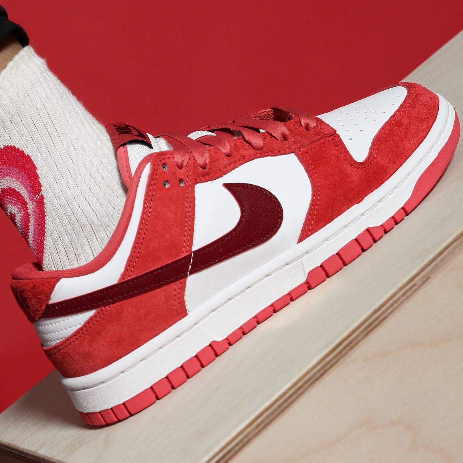 Women's Nike Dunk Low "Valentine's Day" Heel and Right Side Details