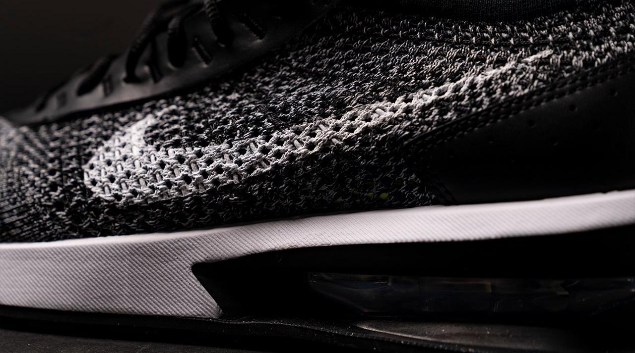 Nike flyknit racer black white outlet neon