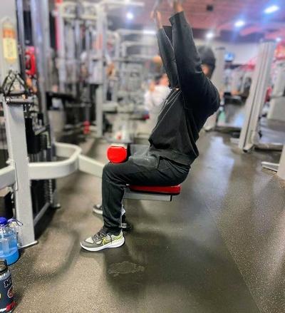 Nike Vomero 17 - Man in Vomero 17s doing Lat Pulldowns