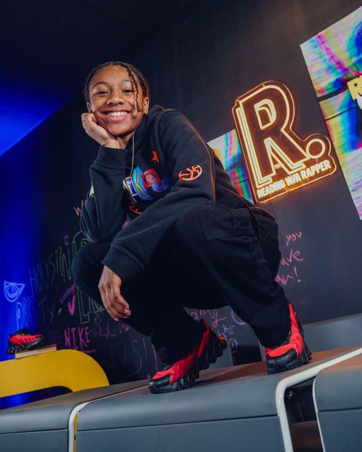 reading-with-a-rapper-student-wearing-dn8