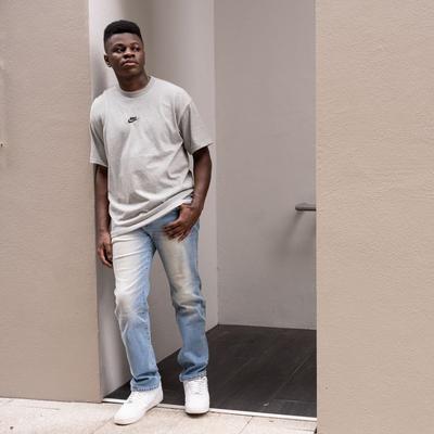 Regular fit denim pants on body, light wash