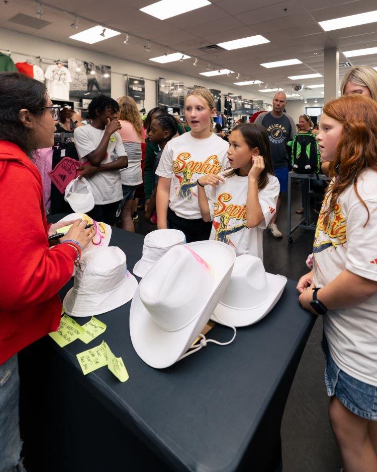 sophie-cunningham-meet-and-greet-airbrush-hat-station