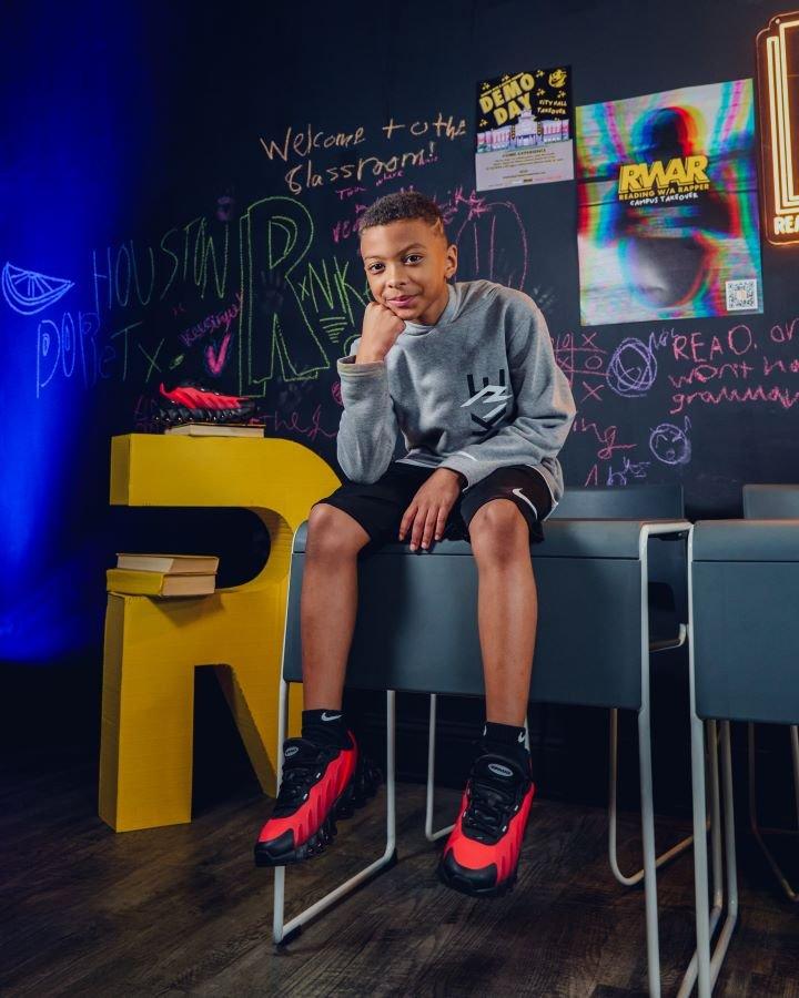 student-wearing-dn8-sneakers-sitting-on-desk