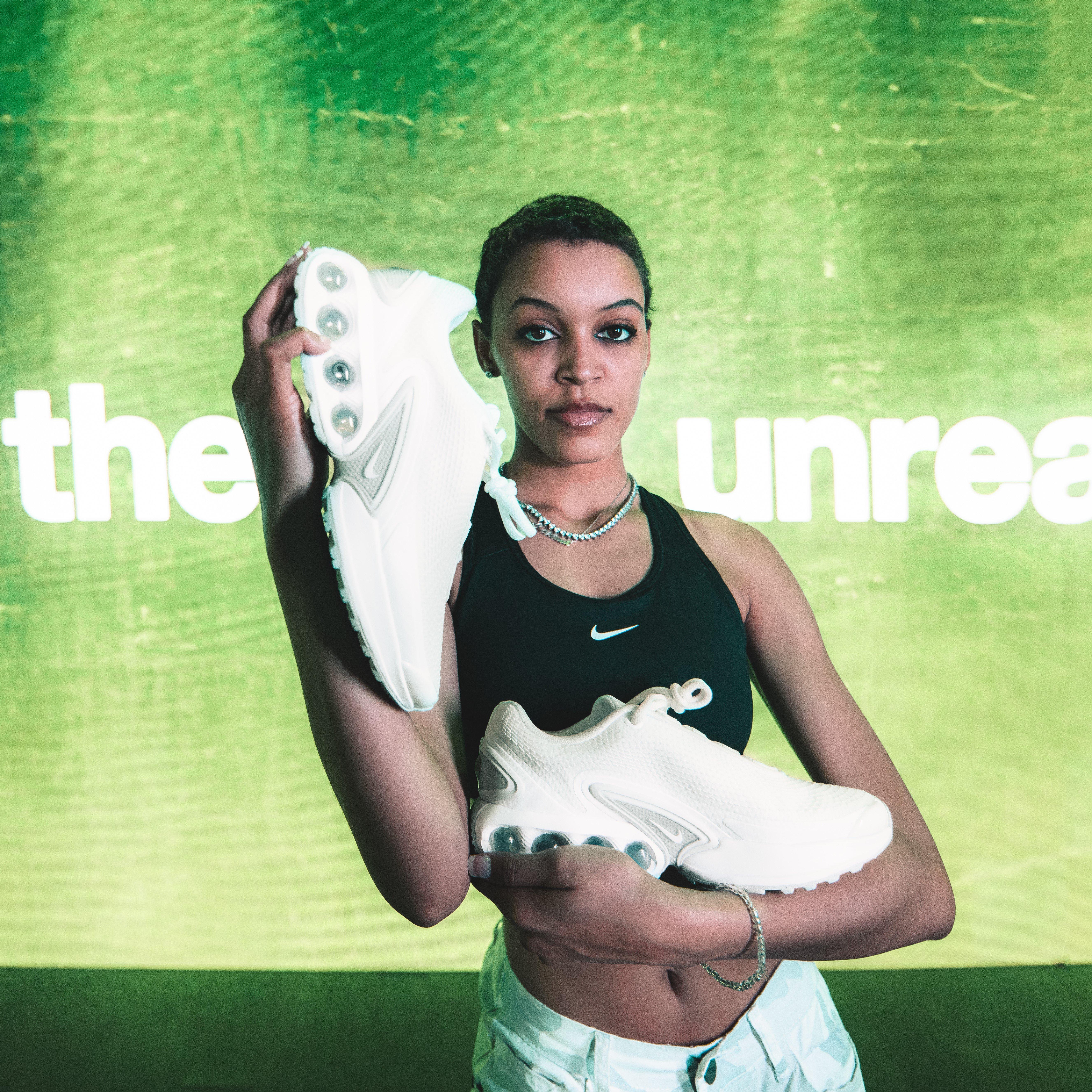 Air Max Dn - Supreme Holding Shoe