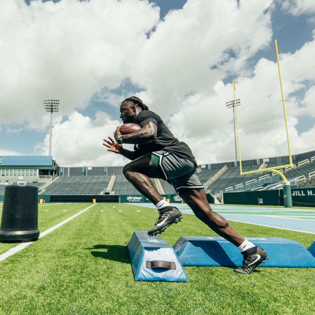 tyjae-spears-training-in-stadium-2