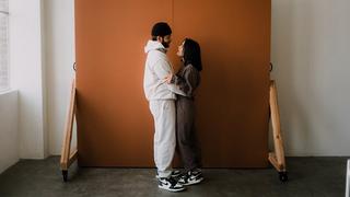 How to Wear Your Boyfriend’s Hoodie