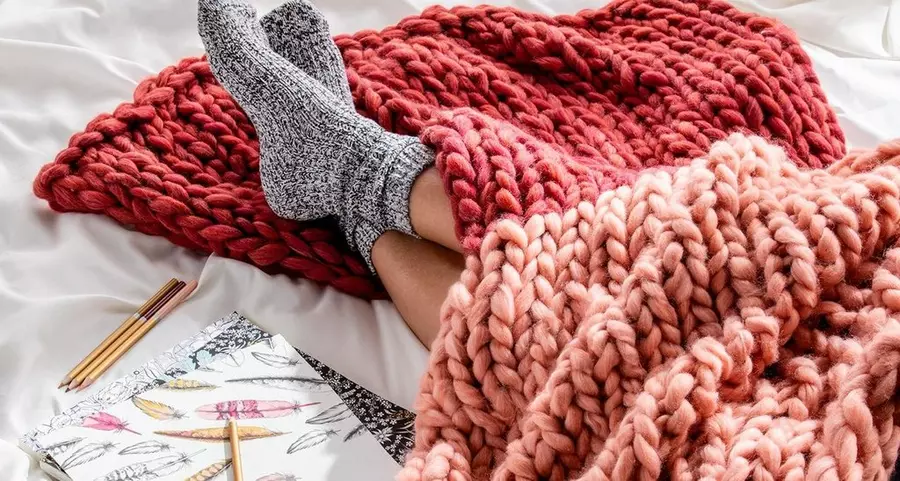 Color Block Finger Knitted Blanket - Yarn & Needle Arts - DIY Inspiration