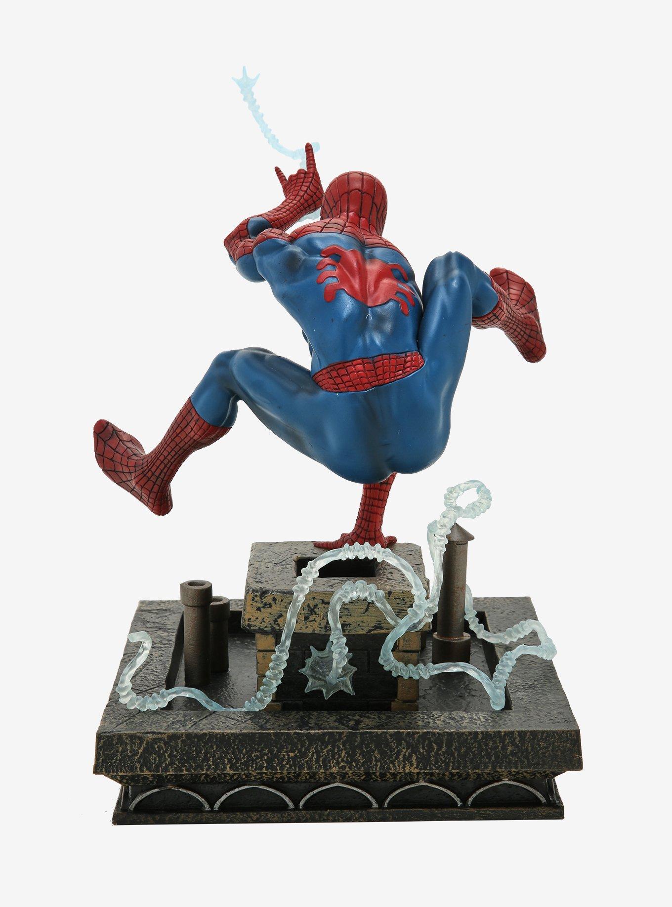 Diamond Select Toys Marvel Gallery Spider-Man (1990s) Diorama Collectible Figure, , alternate