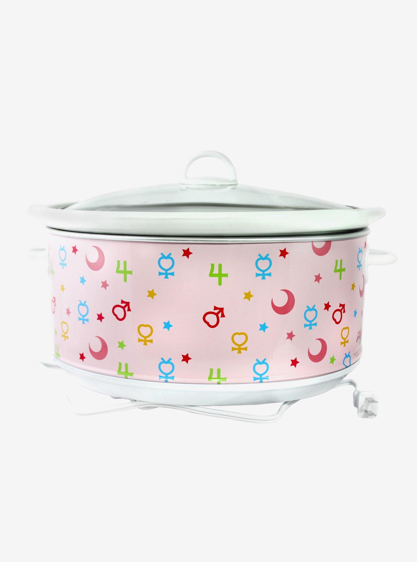 X 上的Sailor Moon News：「Don't forget to buy a Sailor Moon crock pot! 🌙 In  stores at @BoxLunchGifts or you can buy from  🧑‍🍳   / X