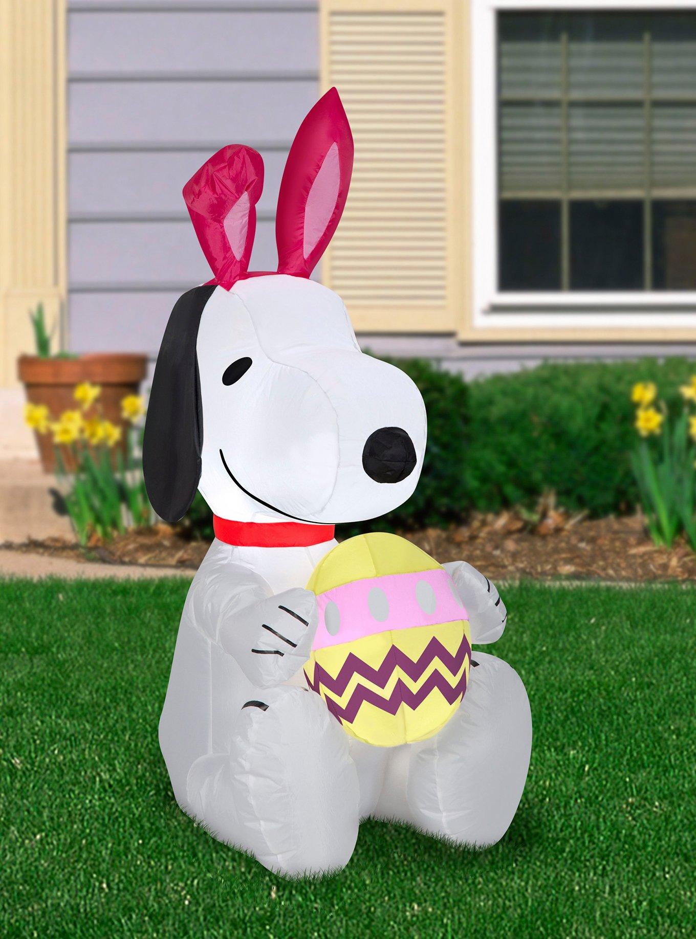 Peanuts Snoopy Holding Egg Airblown, , hi-res