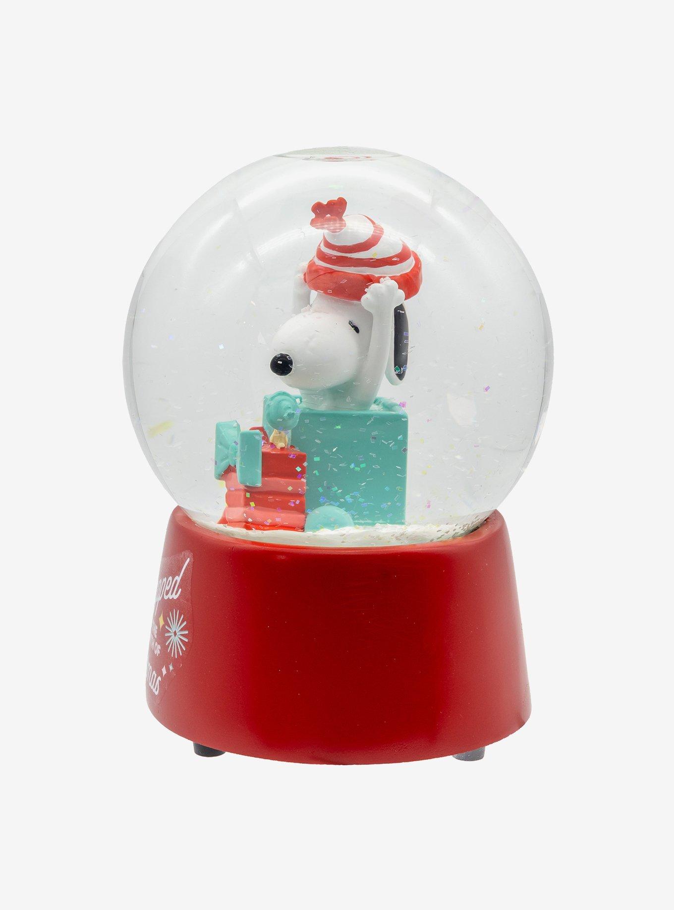 Peanuts Snoopy with Presents 100MM Musical Water Globe