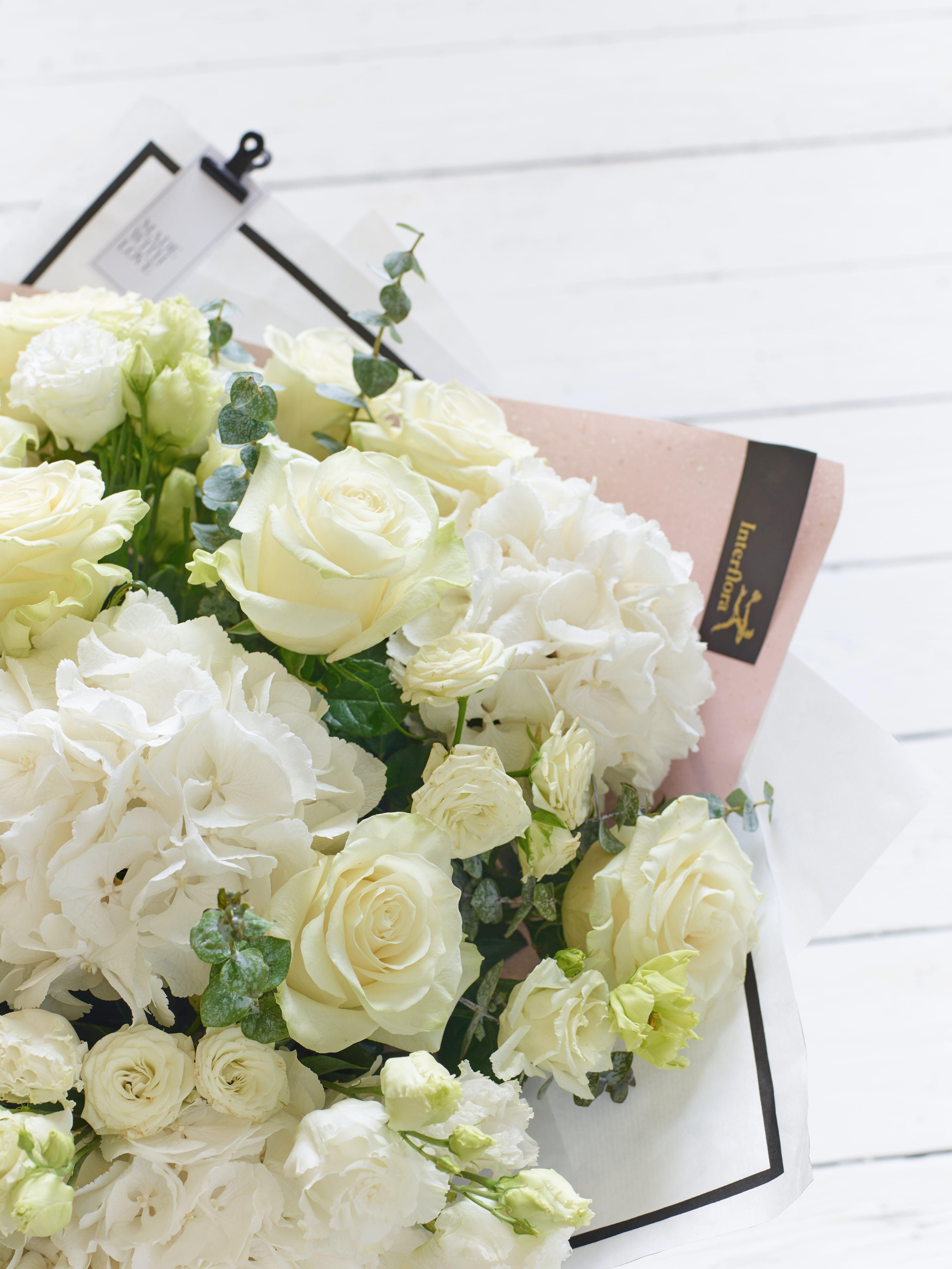 New minimalist bouquets are here 👀 - Interflora