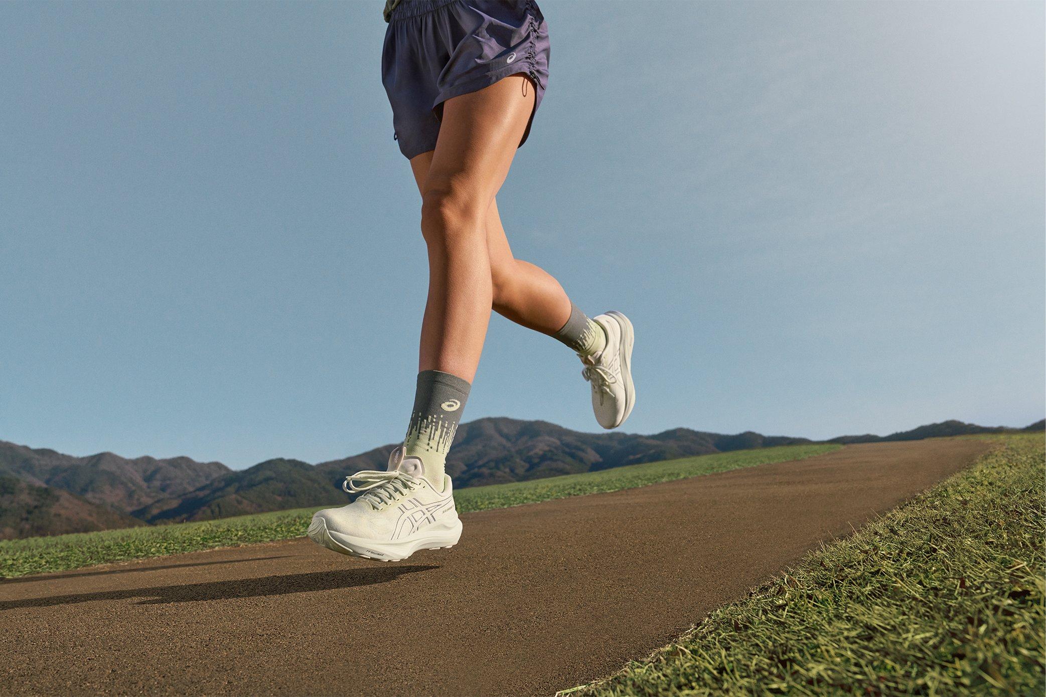 Asics Laufbekleidung jetzt entdecken bei INTERSPORT!