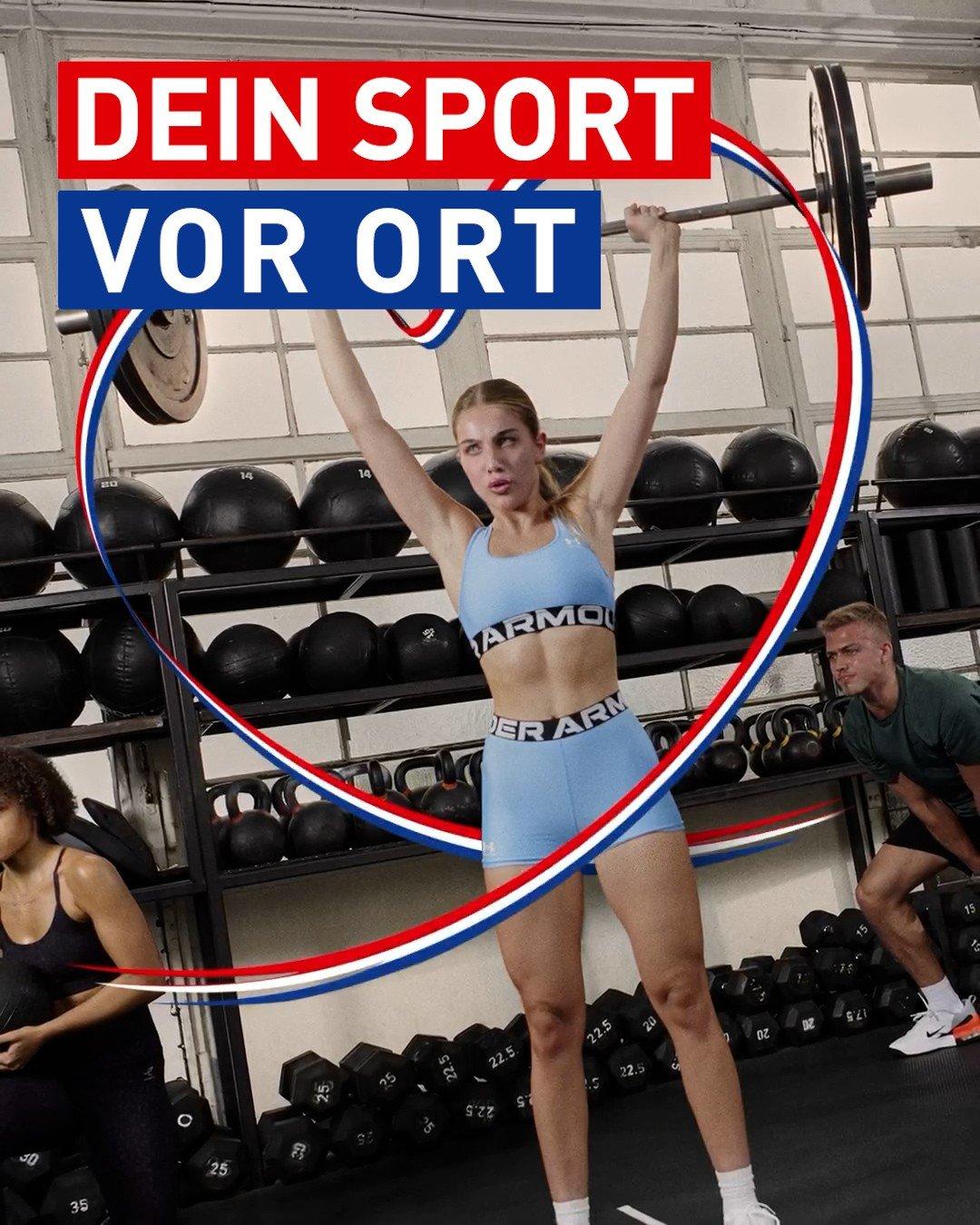 eine Frau mit Fitnessbekleidung und Hantelstange