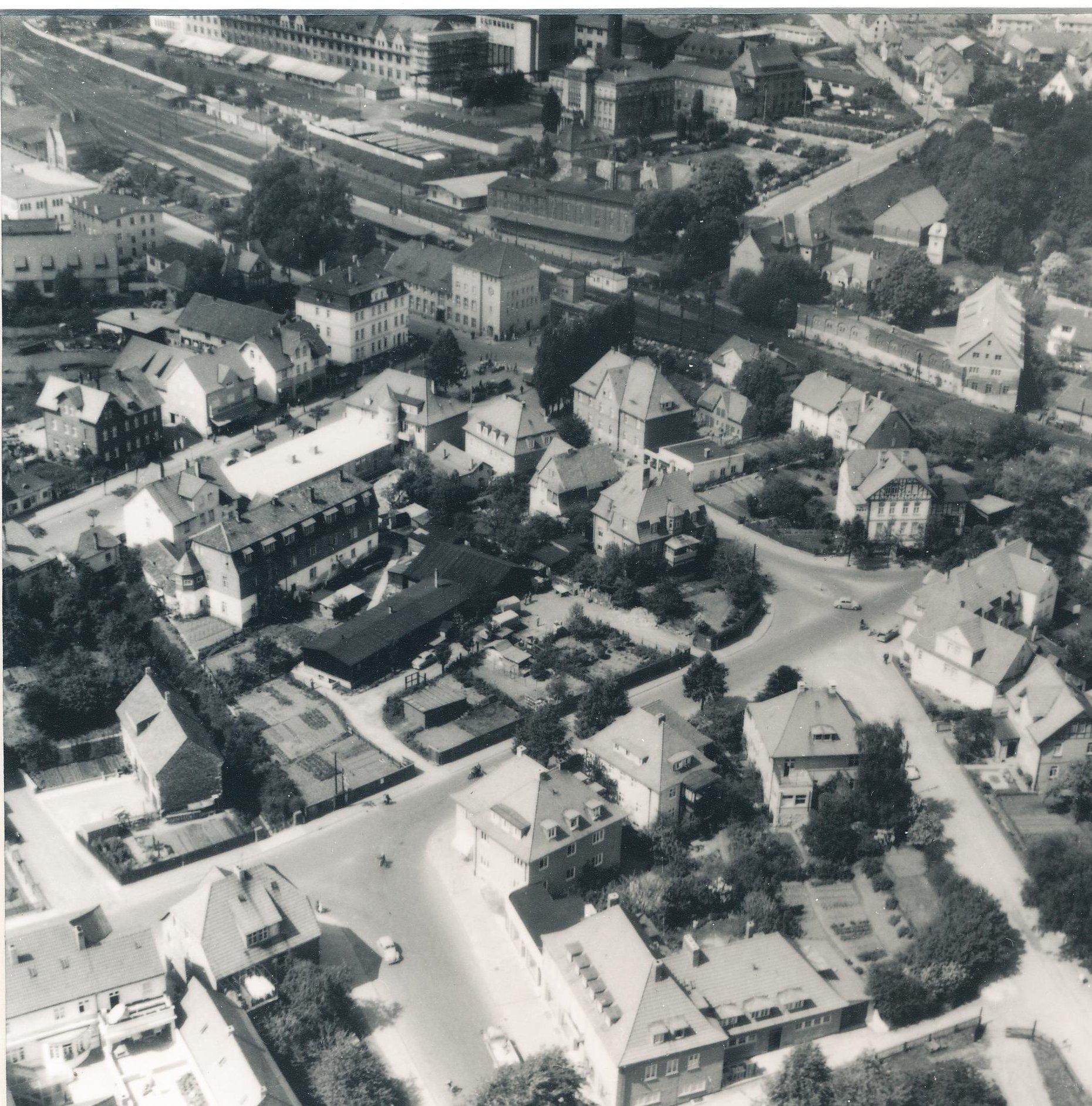 Ein schwarz-weiß Foto aus 1956: Eine Straßenkreuzung aus der Vogelperspektive