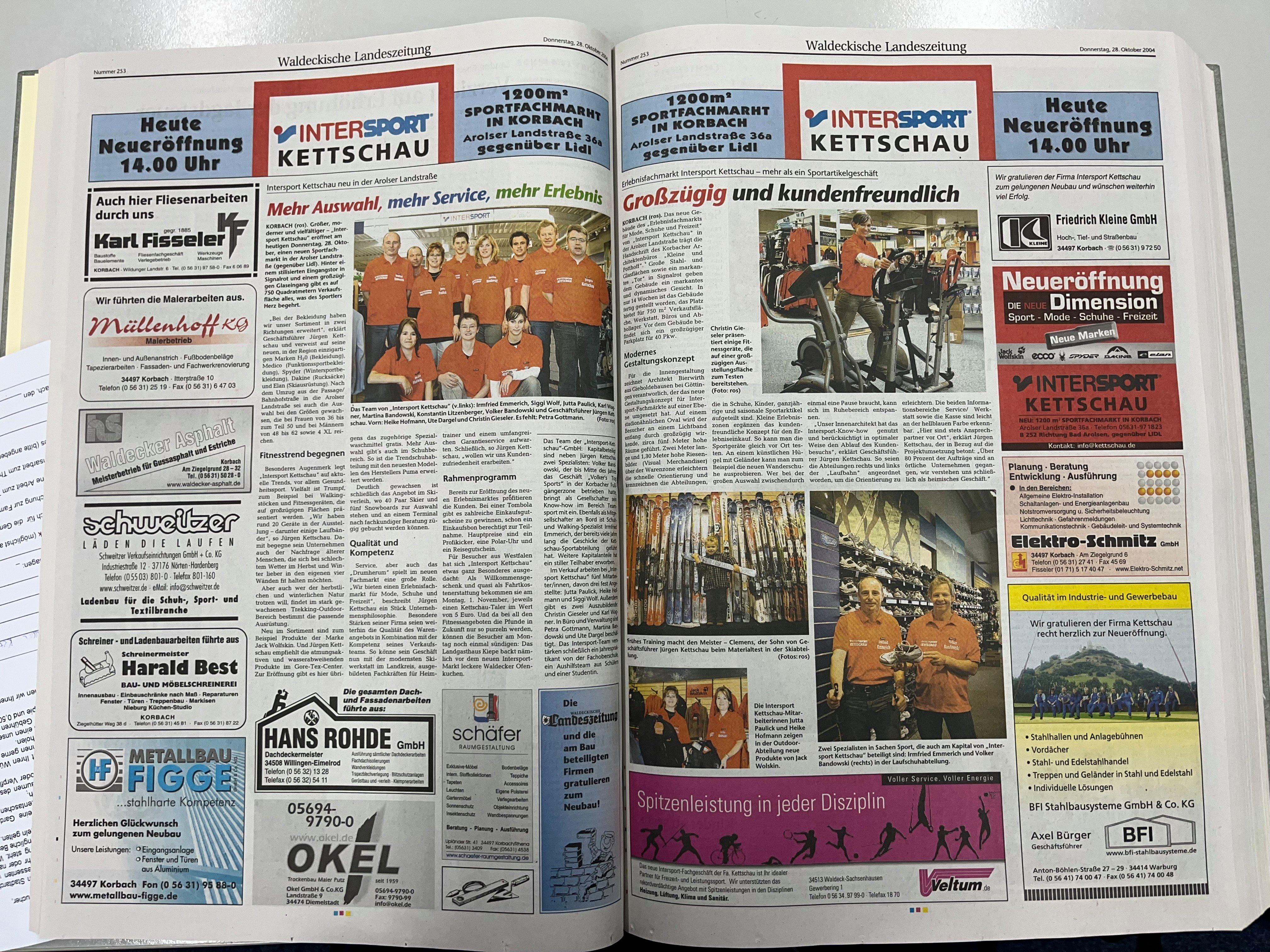 Eine Doppelseite aus der Zeitung zur Eröffnung des Korbacher INTERSPORT Kettschau Geschäftes.