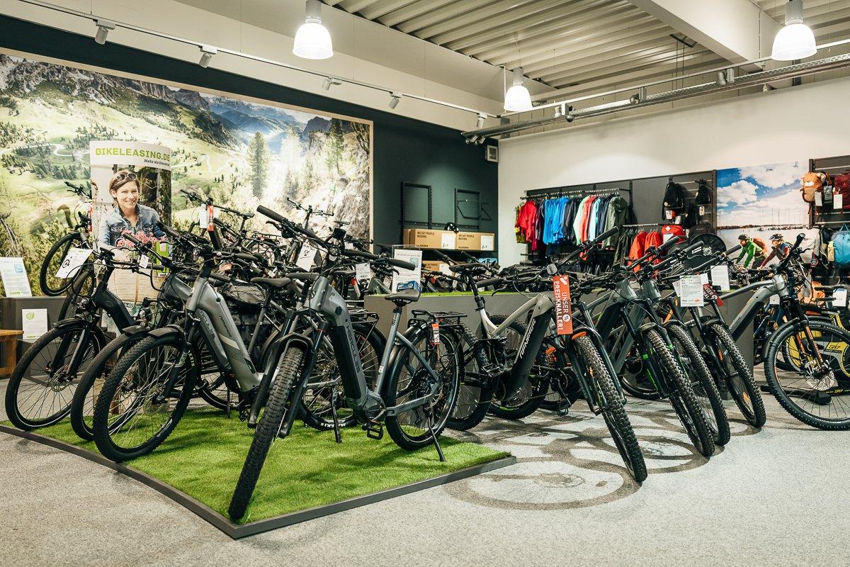 Eine Fahrradabteilung mit E-Fahrrädern.