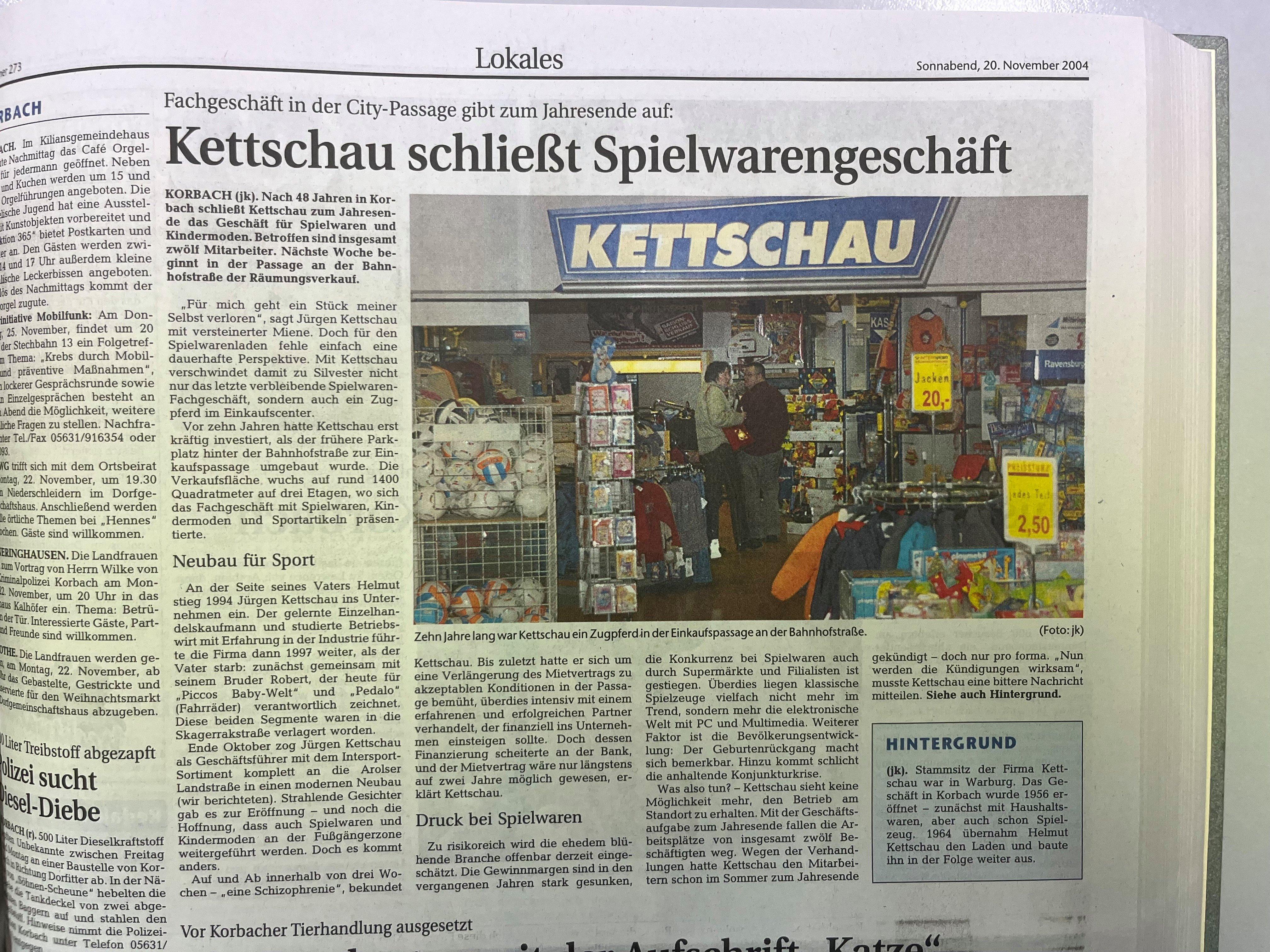 Ein Zeitungsausschnitt des Artikels "Kettschau schließt Spielwarengeschäft"